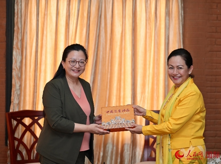 馬珈大使向岱岱楷部長贈送中國特色紀念品。人民網(wǎng)記者 謝佳君攝