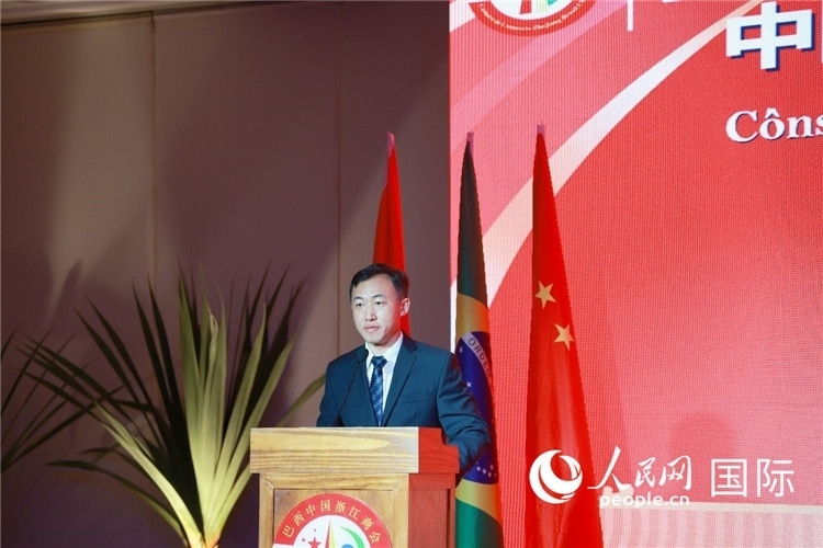 中國駐里約熱內(nèi)盧代總領事王海濤在典禮中致辭。人民網(wǎng)記者 陳海琪攝