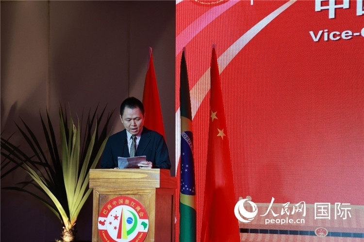 中國駐里約總領館副總領事王尉育宣讀賀電。人民網(wǎng)記者 陳海琪攝