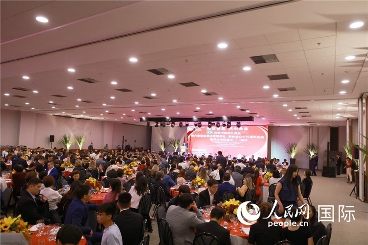 當?shù)貢r間8月24日晚，巴西中國浙江商會第六屆理監(jiān)事會就職典禮在里約熱內(nèi)盧舉行。圖為就職典禮現(xiàn)場。人民網(wǎng)記者 陳海琪攝