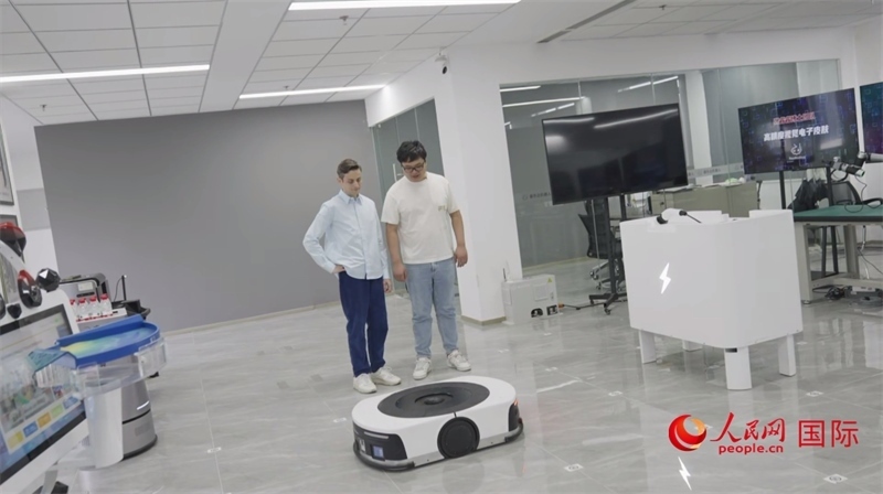 睿樂達機器人充電停車場。人民網(wǎng)記者 張榮攝