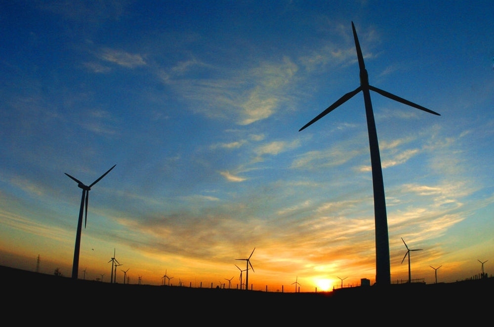 2005年，吉林省白城市通榆縣境內(nèi)幾十部風(fēng)力發(fā)電機(jī)組在工作。新華社發(fā)