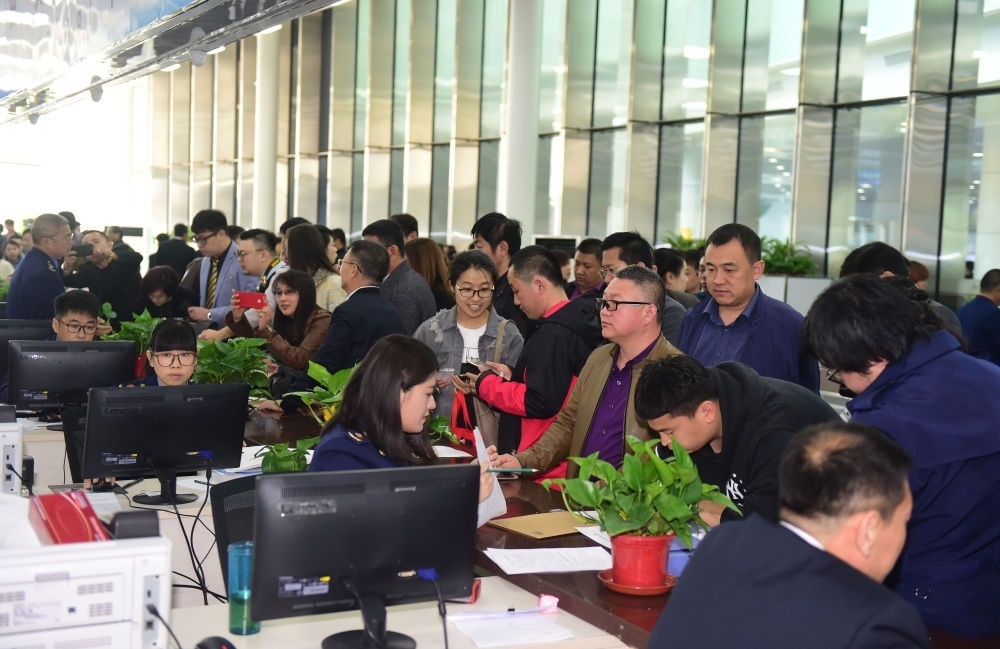 2017年4月10日，中國(guó)（遼寧）自由貿(mào)易試驗(yàn)區(qū)沈陽(yáng)片區(qū)揭牌當(dāng)日，眾多企業(yè)咨詢注冊(cè)。新華社記者楊青攝