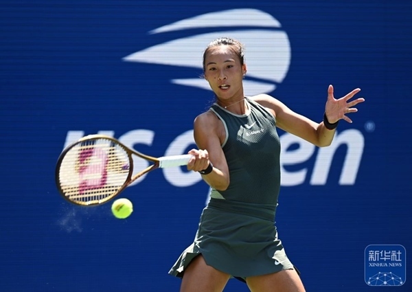 鄭欽文在比賽中回球。新華社記者 李睿 攝