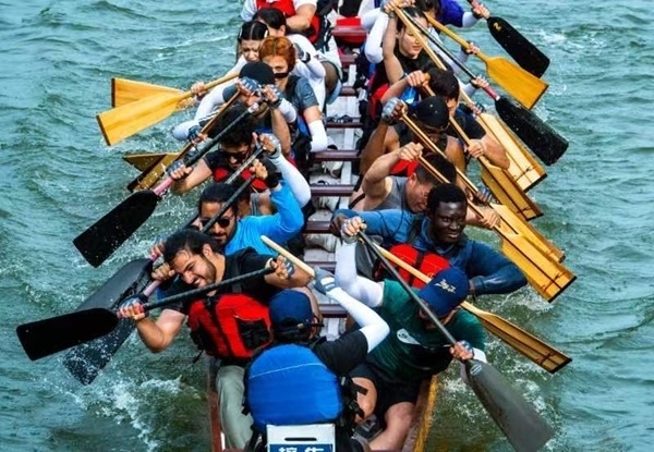 “熊貓叨叨”團隊參加龍舟比賽。