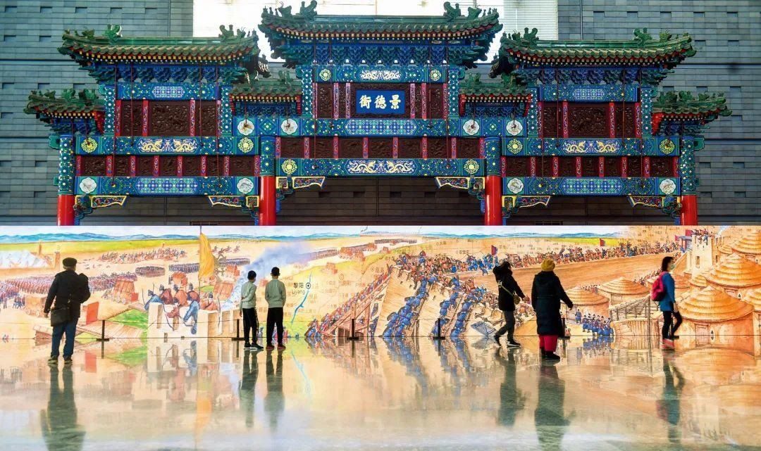 △2022年1月，觀眾在首都博物館參觀“穿越時(shí)空的大運(yùn)河”數(shù)字影像展。