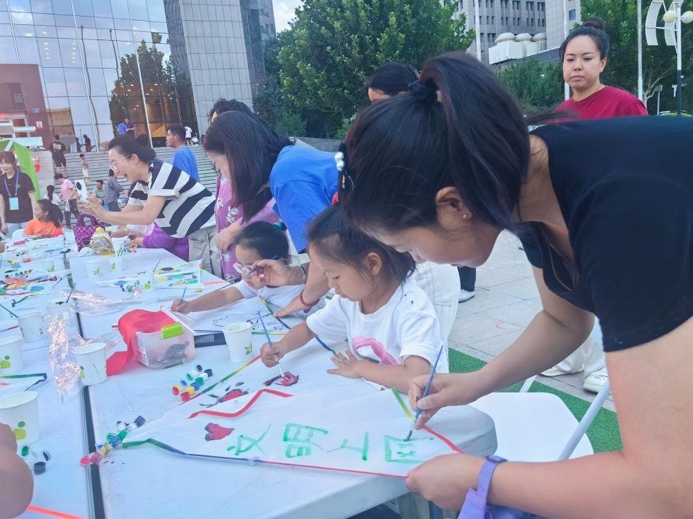 △家長與孩子一起參與“文明上網(wǎng)”系列主題活動(dòng)。