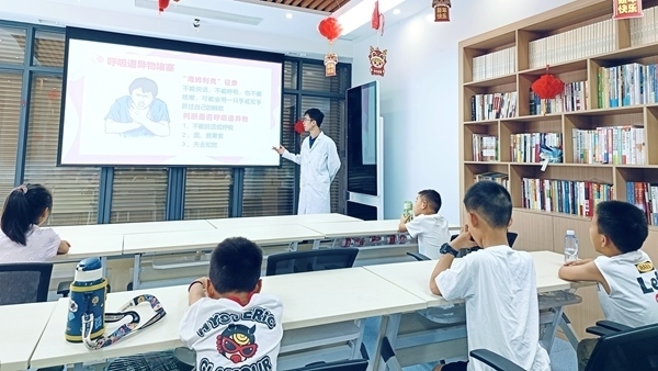 西安交通大學(xué)“筑夢(mèng)醫(yī)心·護(hù)佑三農(nóng)”實(shí)踐團(tuán)開展健康科普。校方供圖