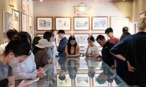 同學們觀摩文旅設計。校方供圖