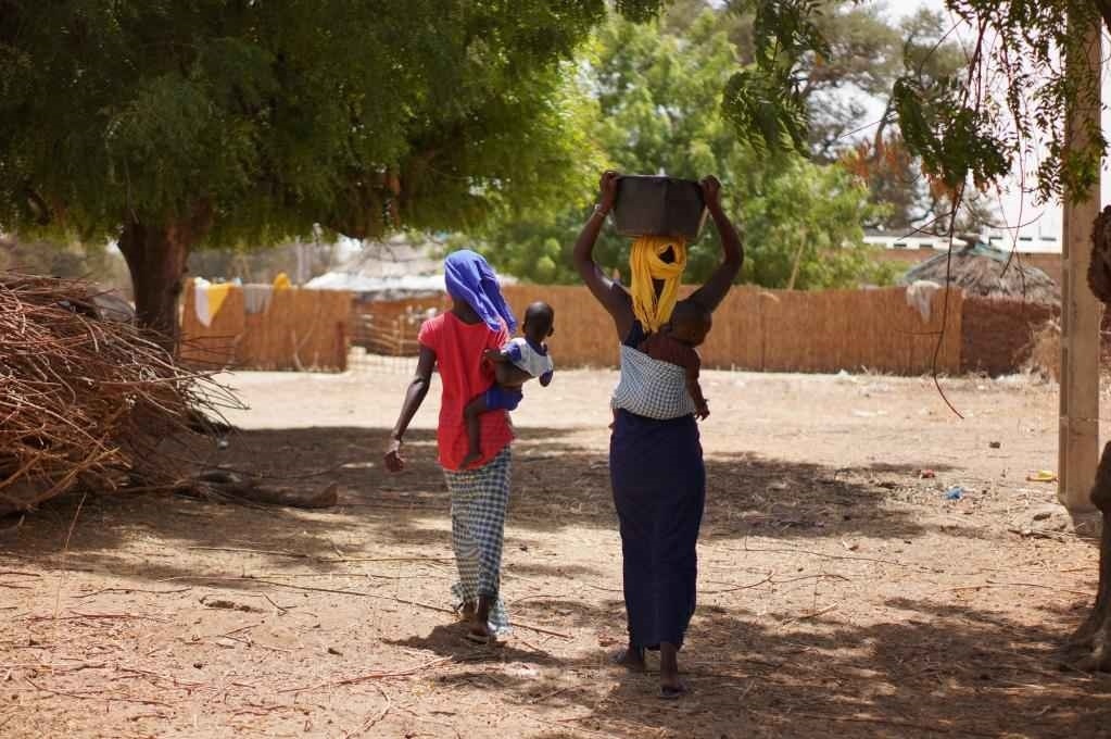 2023年3月20日，在塞內(nèi)加爾久爾貝勒區(qū)的泰內(nèi)富勒村，村民將取到的水運(yùn)回家。新華社記者 王子正 攝