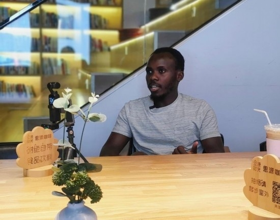 來自肯尼亞的北京交通大學(xué)留學(xué)生卡里烏在北京接受采訪（8月10日攝）。新華社記者 王小鵬 攝