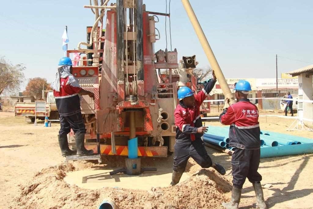 7月22日，工人在津巴布韋東馬紹納蘭省舉行的中國援津巴布韋300口水井項(xiàng)目開工儀式上鉆井。新華社發(fā)