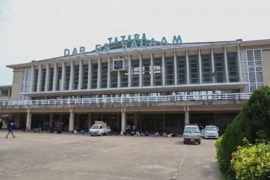 坦贊鐵路始發(fā)站達(dá)累斯薩拉姆站外景。