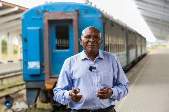  坦贊鐵路退休列車司機(jī)恩貢亞尼在達(dá)累斯薩拉姆站。