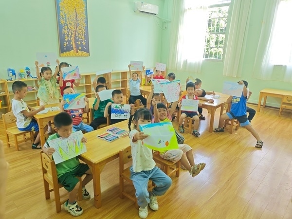 孩子們在公益托管班上畫畫課。莫菲菲攝