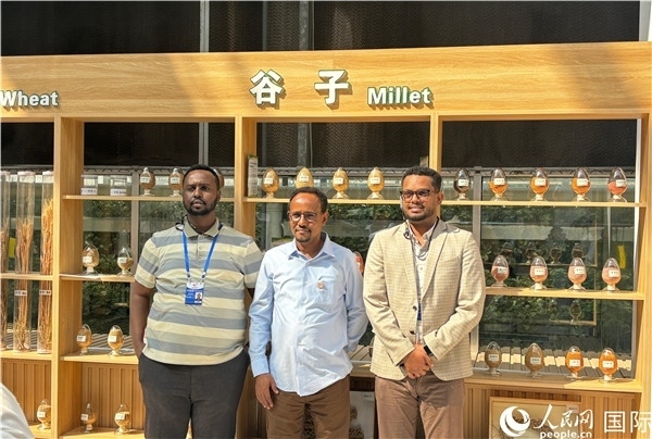 研討班成員在聽(tīng)取講解后合影留念。人民網(wǎng) 曹欣悅攝