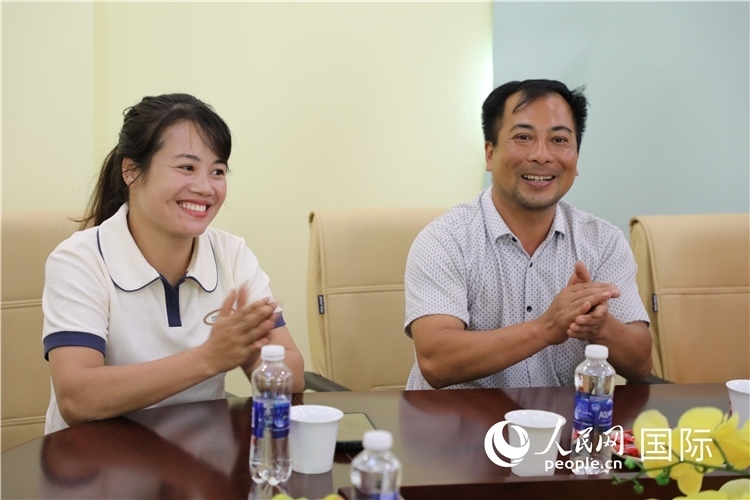 越南沙巴市黃連寄宿制民族小學老師阮氏秋姮、阮文享。人民網(wǎng)記者簡承淵攝