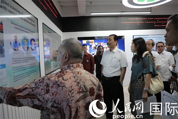 印尼對(duì)華合作牽頭人、統(tǒng)籌部長盧胡特（中）參觀中國—印尼新能源材料與冶金工程技術(shù)聯(lián)合研究實(shí)驗(yàn)室。人民網(wǎng)記者曹師韻攝