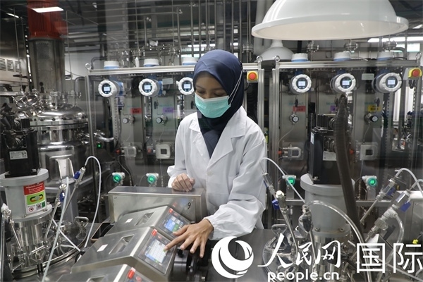 中國—印尼新能源材料與冶金工程技術(shù)聯(lián)合研究實(shí)驗(yàn)室內(nèi)，研究人員正在工作。人民網(wǎng)記者曹師韻攝
