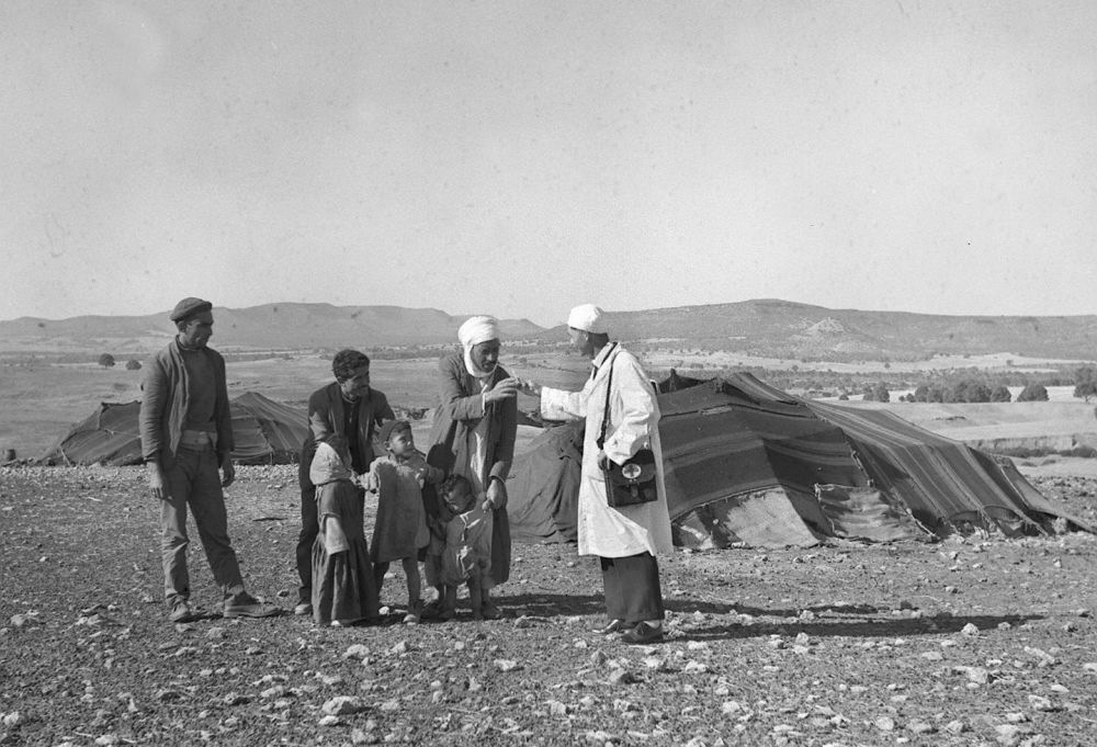 1965年，一名中國援阿爾及利亞醫(yī)療隊(duì)醫(yī)生（右一）在阿爾及利亞賽伊達(dá)省為牧民診治。