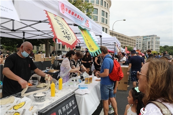 3、活動現(xiàn)場設(shè)置了眾多展臺。 人民網(wǎng)記者 李志偉攝