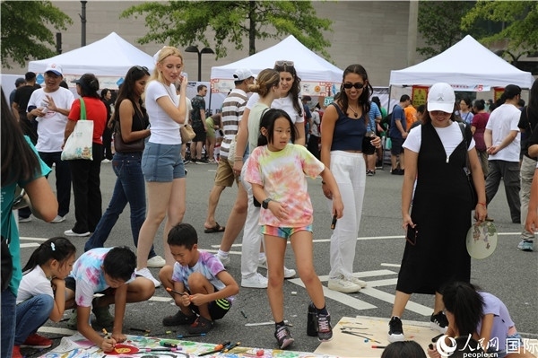 4、活動吸引了很多小朋友參加。 人民網(wǎng)記者 李志偉攝