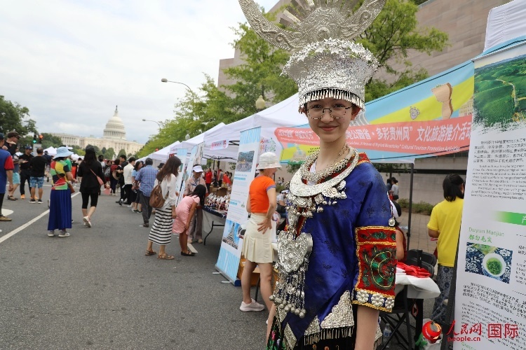在第22屆美國華盛頓“中國文化節(jié)”上，一名當(dāng)?shù)孛癖娚泶┲袊贁?shù)民族服飾。人民網(wǎng)記者 李志偉攝