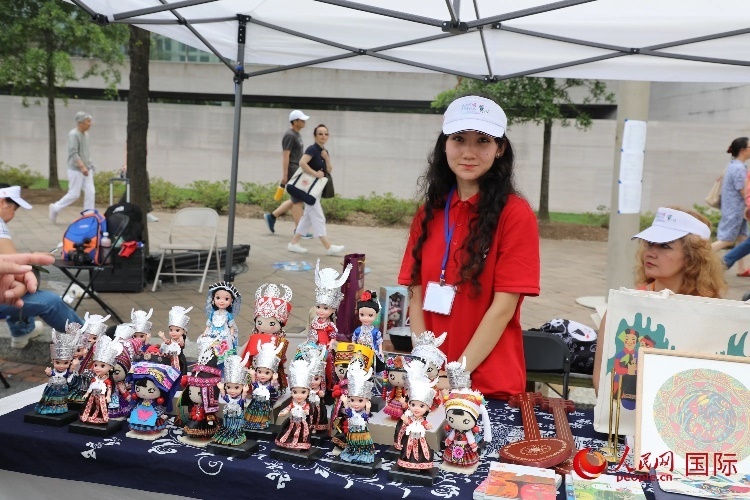 在今年活動上，貴州代表團設(shè)立的貴州非遺文化、“村BA”文創(chuàng)、貴州茶文化等展區(qū)。人民網(wǎng)記者 李志偉攝