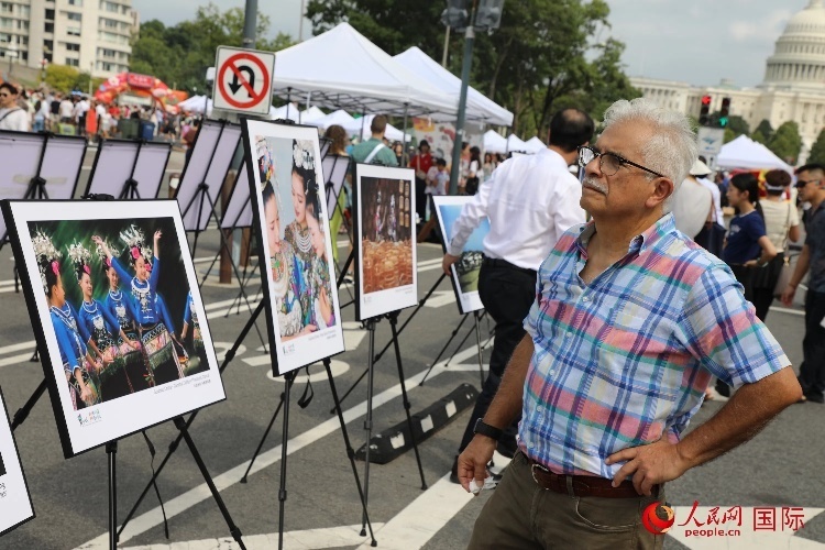 80余幅貴州主題攝影圖片展示了貴州文旅魅力。人民網(wǎng)記者 李志偉攝