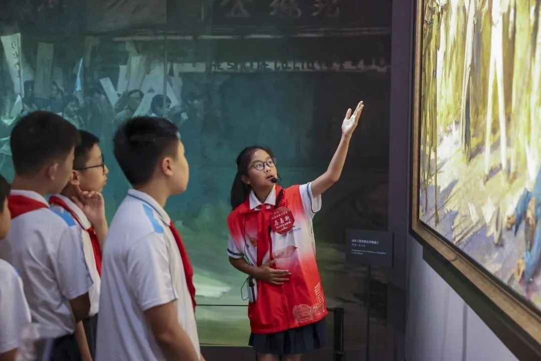 同學(xué)們觀賞不同革命場(chǎng)景及烈士形象的藝術(shù)作品。徐匯區(qū)總工會(huì)供圖