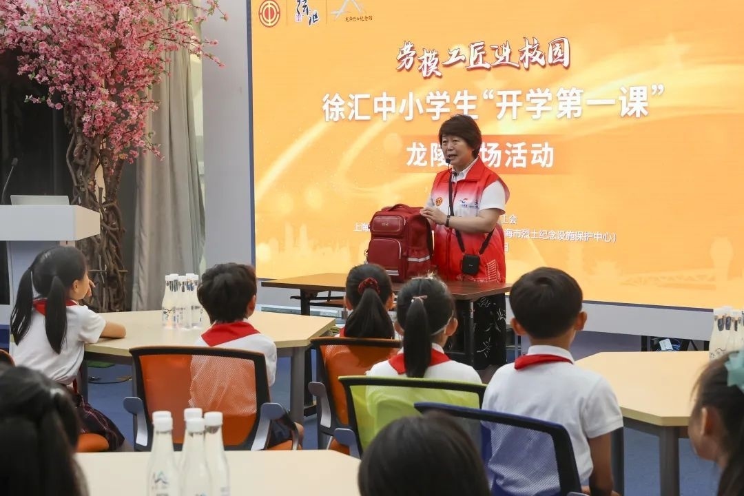 勞模工匠現(xiàn)場(chǎng)向同學(xué)們傳授勞動(dòng)技能。徐匯區(qū)總工會(huì)供圖