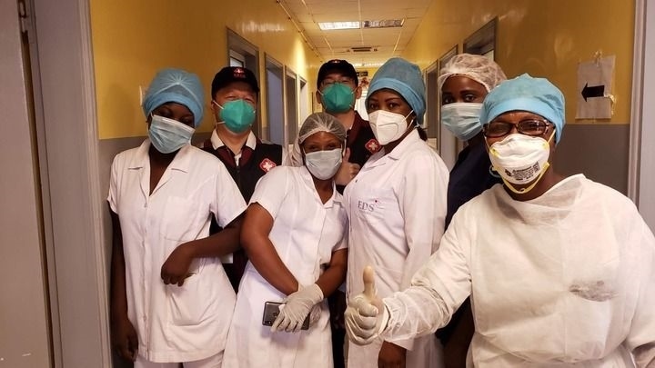 2020年5月26日，中國(guó)抗疫醫(yī)療專(zhuān)家組在剛果（布）首都布拉柴維爾指導(dǎo)新冠肺炎病房建設(shè)時(shí)，與當(dāng)?shù)匾痪€醫(yī)務(wù)人員合影。新華社發(fā)