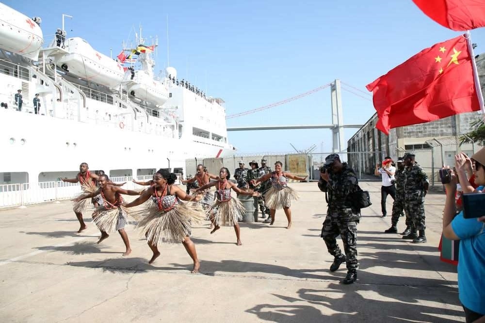 2024年8月16日，在莫桑比克馬普托港，當?shù)匮輪T表演舞蹈，歡送中國海軍“和平方舟”號醫(yī)院船。