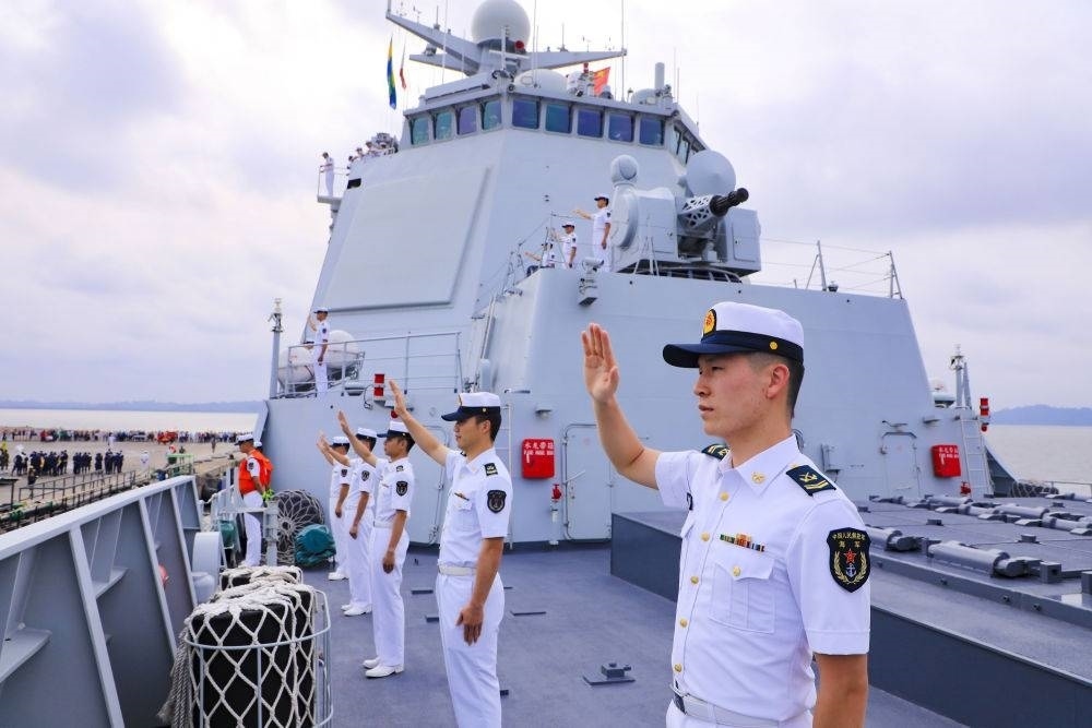 2023年7月8日，中國海軍第43批護航編隊官兵向加蓬利伯維爾奧文多港碼頭的歡迎人群揮手致意。中國海軍第43批護航編隊抵達加蓬利伯維爾，開始對加蓬進行為期4天的友好訪問。