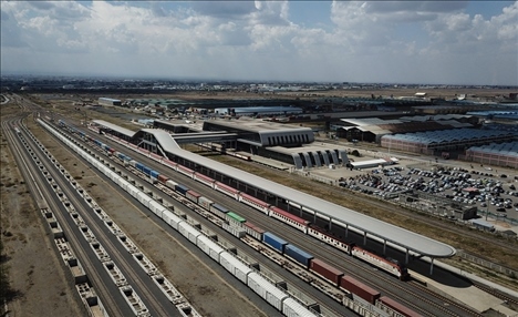 這是2023年9月20日在肯尼亞首都內(nèi)羅畢拍攝的蒙內(nèi)鐵路內(nèi)羅畢站（無人機(jī)照片）。新華社記者 韓旭 攝