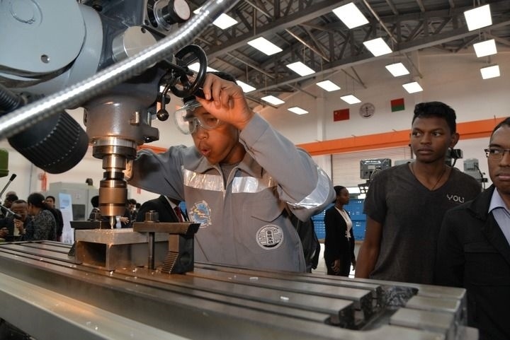 2024年4月26日，在馬達(dá)加斯加首都塔那那利佛，塔那那利佛大學(xué)理工學(xué)院的學(xué)生在魯班工坊操作設(shè)備。新華社發(fā)（西塔卡·拉喬納里松攝）