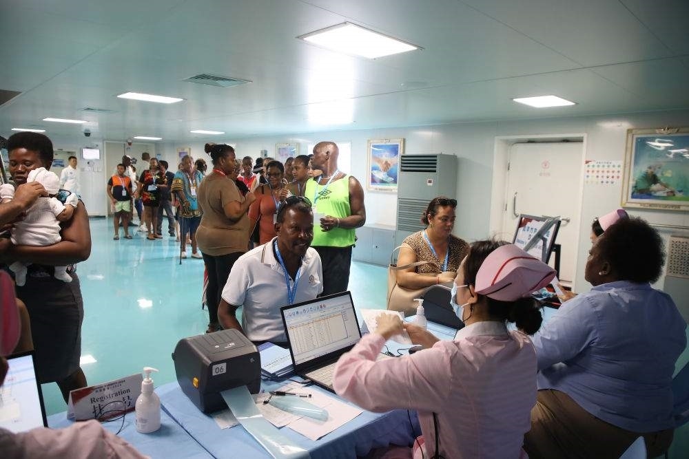 2024年7月8日，塞舌爾民眾在中國海軍“和平方舟”號醫(yī)院船上排隊就診。