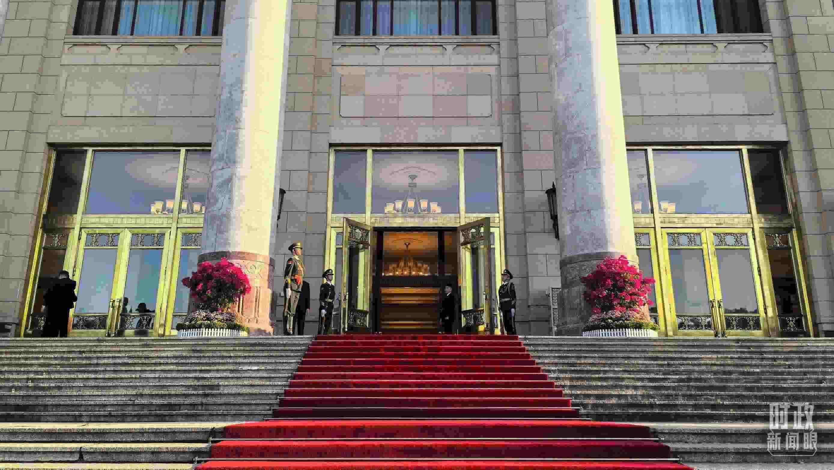 △人民大會堂外，禮兵列隊迎接貴賓。（總臺央視記者陸泓宇拍攝）