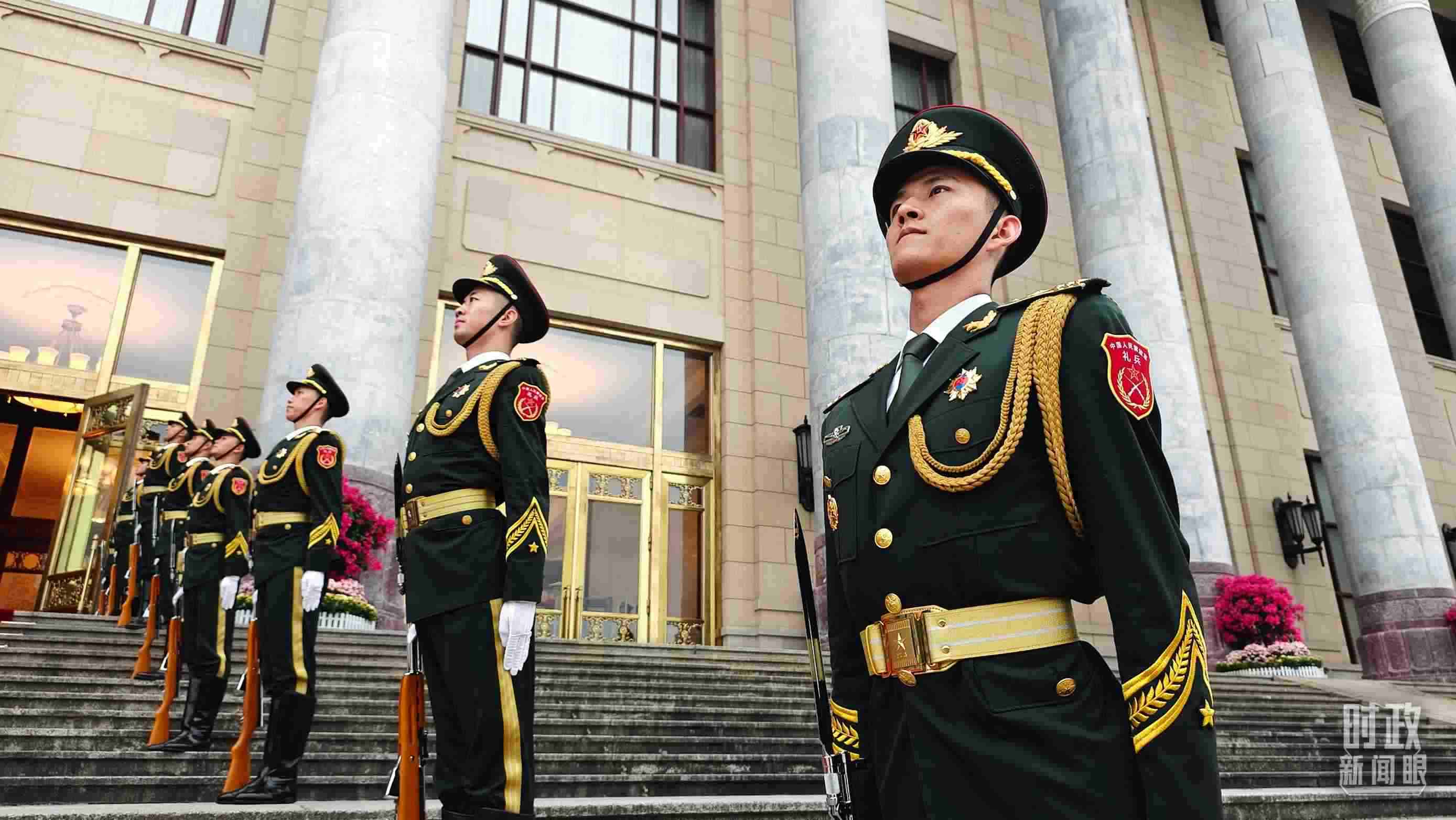  △人民大會堂外，禮兵列隊歡迎外國領(lǐng)導人。（總臺央視記者韓銳拍攝）