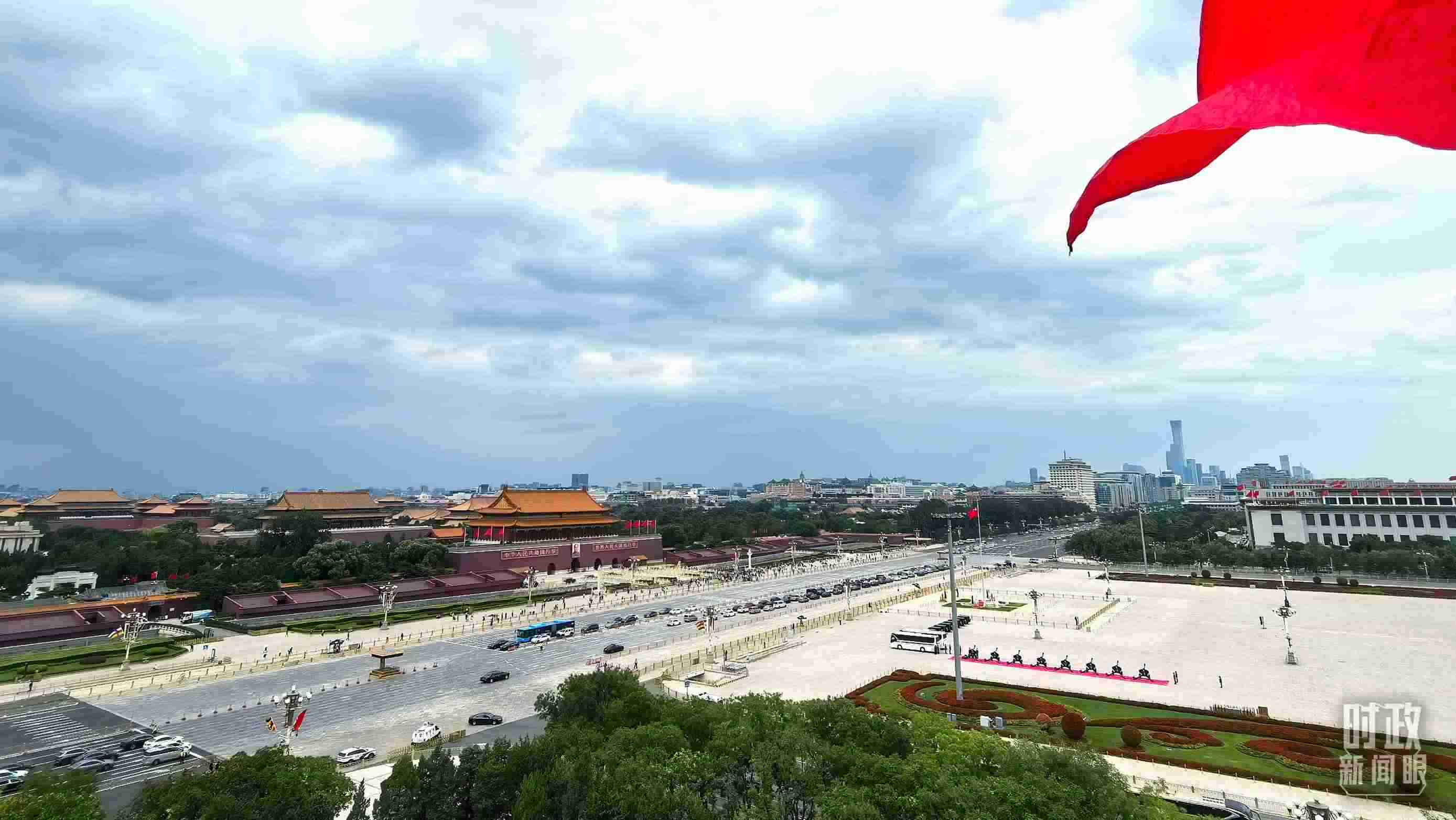 △北京長安街兩側(cè)懸掛中非合作論壇成員旗幟。（總臺央視記者張垚拍攝）