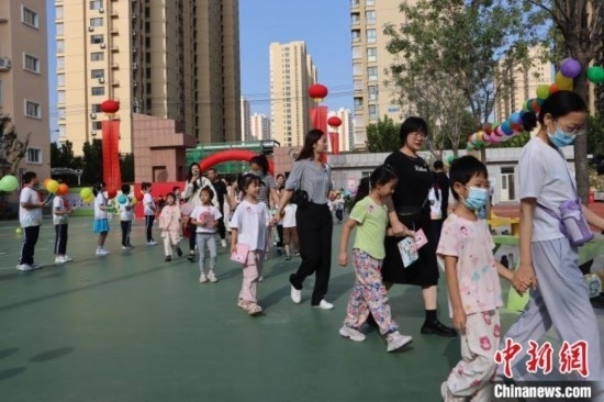 圖為衡水市新苑小學(xué)，小學(xué)一年級(jí)新生佩戴“夢(mèng)想徽章”后，步入校園 。王天祥 攝