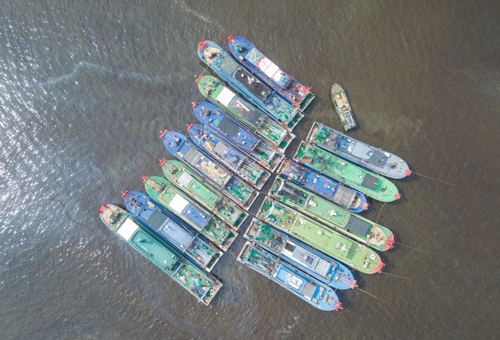 9月4日，船只在海南省海口市新港碼頭?？勘茱L(fēng)（無人機(jī)照片）。新華社記者 蒲曉旭 攝