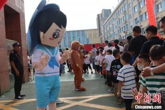 圖為衡水市新苑小學(xué)，老師穿上玩偶服裝歡迎新生入學(xué)。王天祥 攝