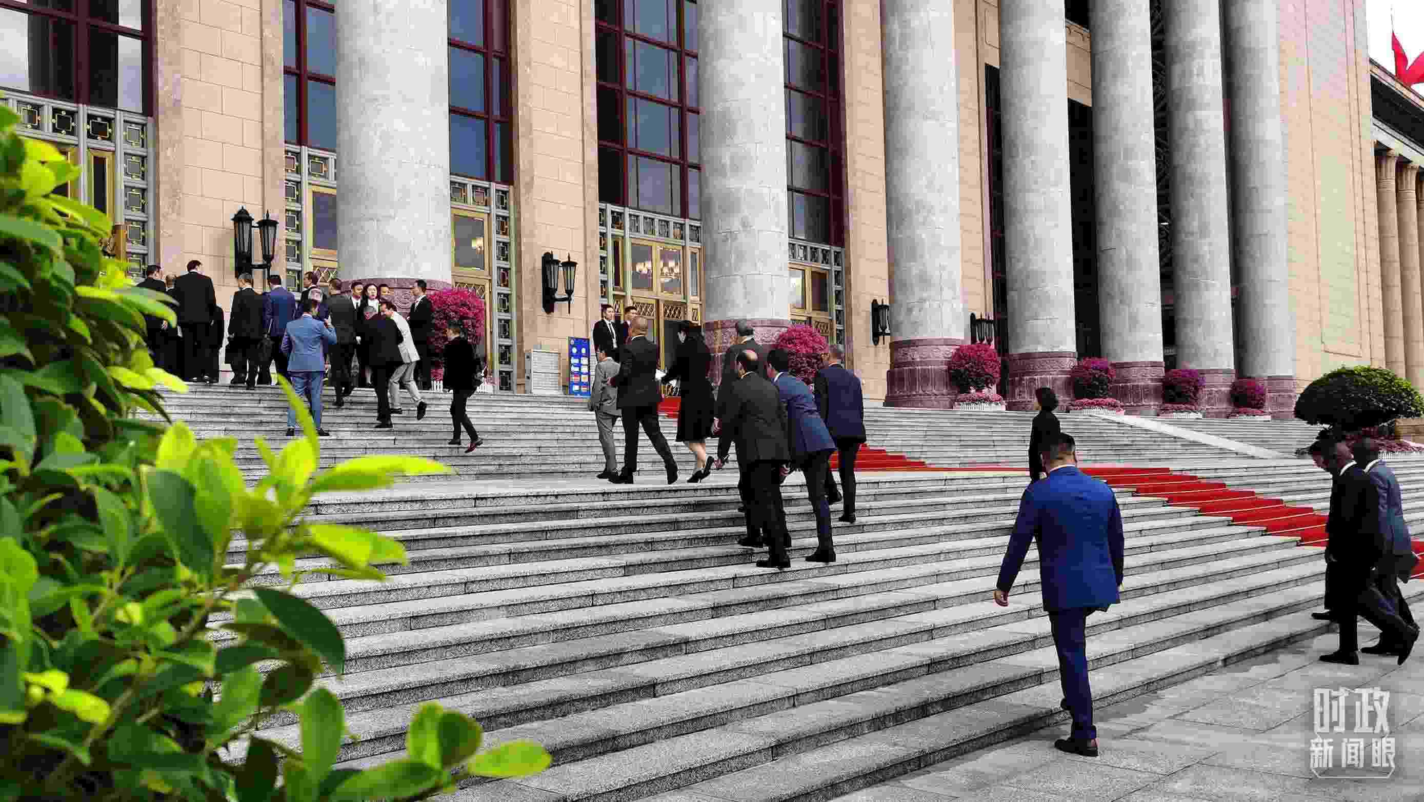  △與會(huì)者正在步入會(huì)場(chǎng)。（總臺(tái)央視記者郭鴻拍攝）