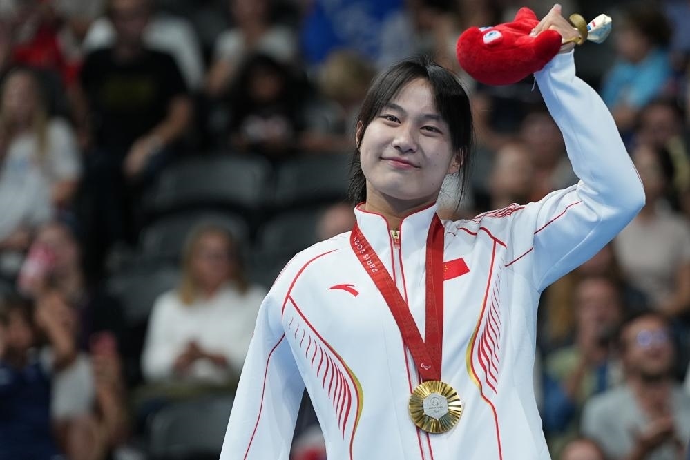 9月4日，蔣裕燕在巴黎殘奧會(huì)游泳女子100米自由泳S7級(jí)頒獎(jiǎng)儀式上。新華社記者 熊琦 攝