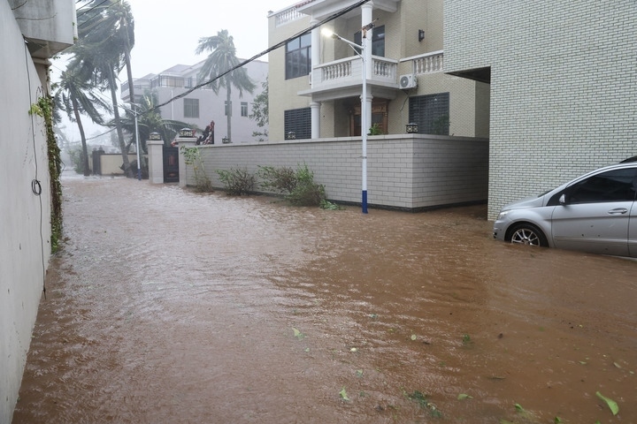 臺風“摩羯”導致海南部分地區(qū)出現(xiàn)洪澇。新華社記者 張麗蕓 攝