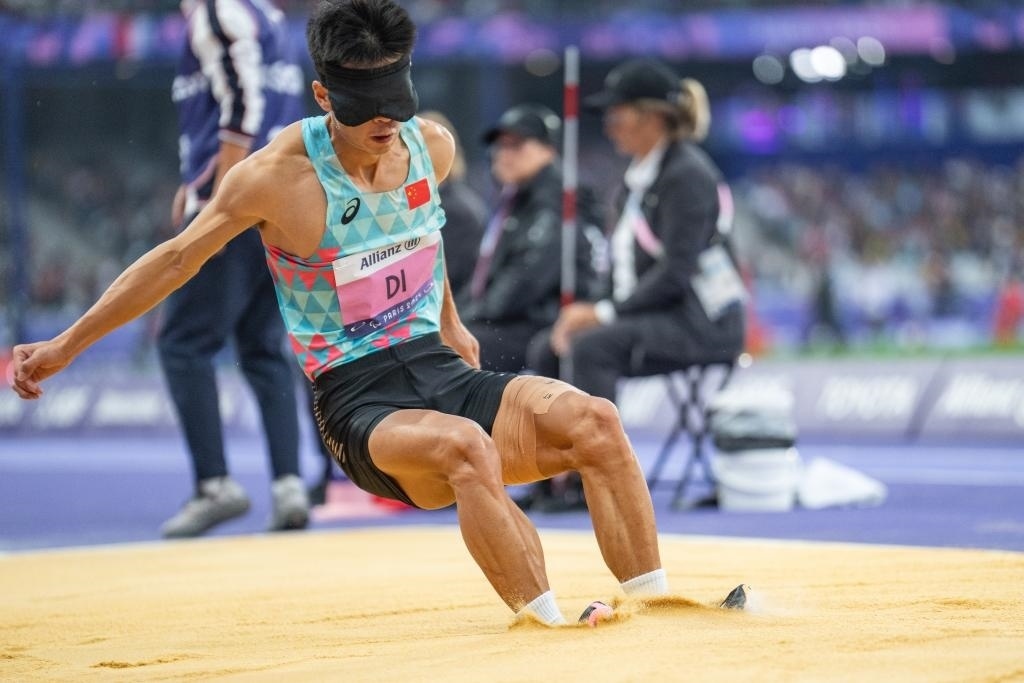 8月30日，邸東東在巴黎殘奧會(huì)田徑男子跳遠(yuǎn)T11級(jí)決賽中試跳。新華社記者 黃偉 攝