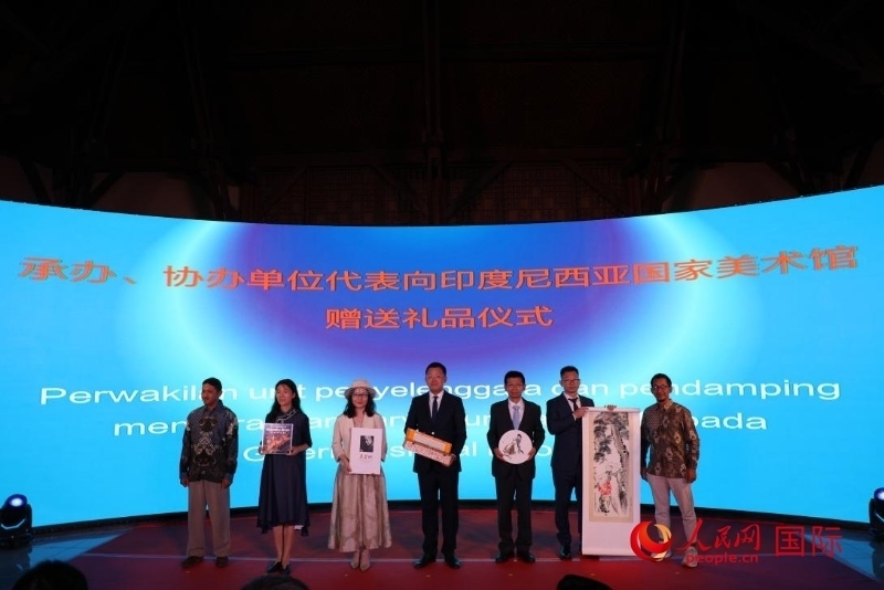 在展覽開幕式現(xiàn)場，本次展覽的承辦、協(xié)辦單位代表向印尼國家美術(shù)館贈送禮品。人民網(wǎng)記者 曹師韻攝