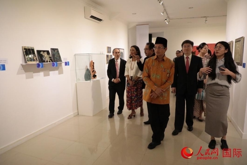 參加開幕式的嘉賓參觀展覽。人民網(wǎng)記者曹師韻攝