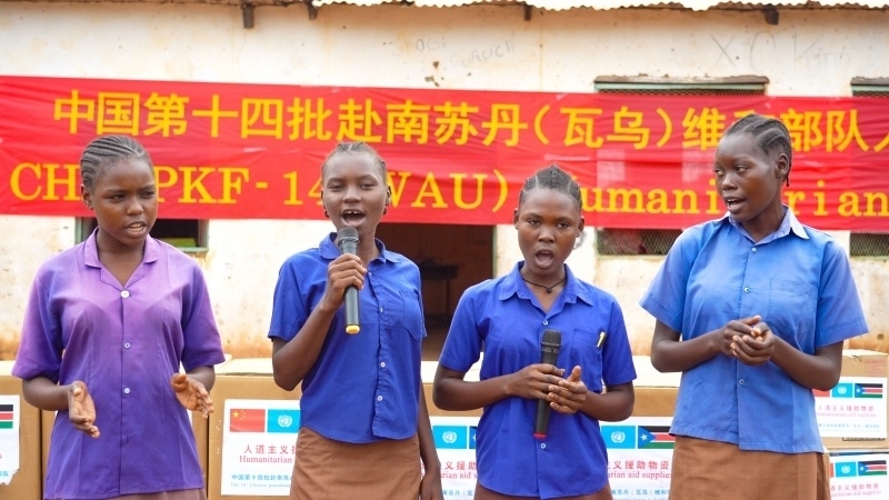 動聽的歌聲歡迎中國官兵。王軍杰攝